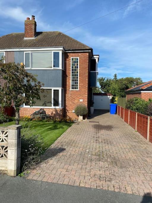 Lovely Semi-Beach 2X Pubs -5 Min Walk-Pets Welcome-Parking-Garden Scalby  Exterior photo